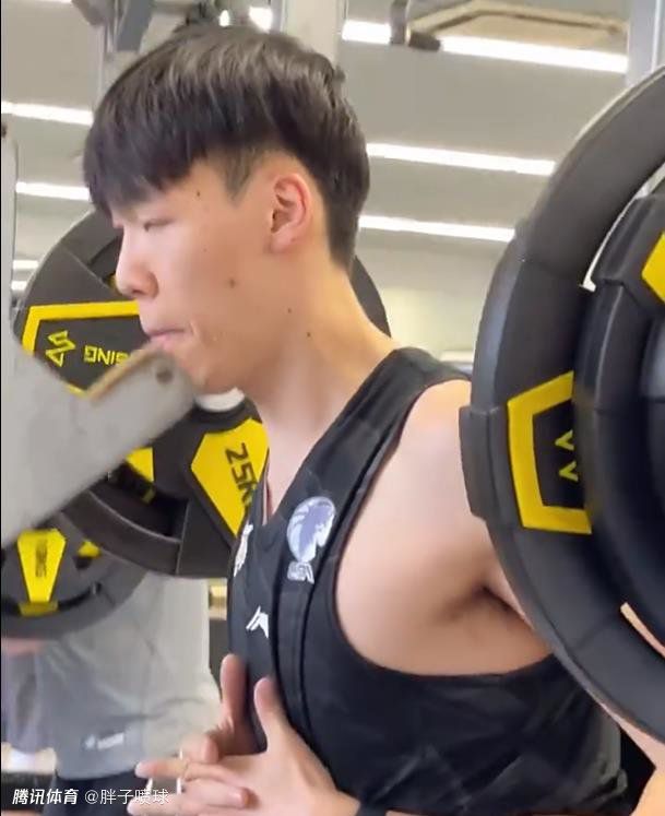 曼联与法国后卫瓦拉内正在进行续约谈判，据称，曼联为瓦拉内提供了一份降薪续约的合同。